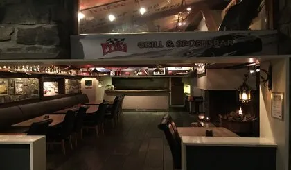 Koselig sportsbar med lounge for store og bråkete selskaper. Salen har TV-er på alle vegger, slik at man kan se sportsprogrammer. Alle kan finne alt de trenger, fra snacks til hovedmenyen.