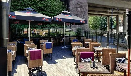 n moderne bar med koselig design og en utendørs sommerterrasse for gjestene. Det finnes TV-er for profesjonelle spillere samt private rom med storskjerm. Etter å ha sett på sendingene kan du få med deg en gratis livekonsert.  